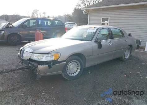 2000 Lincoln Town Car Executive из США, поврежденный, VIN 1LNHM81W7YY928809